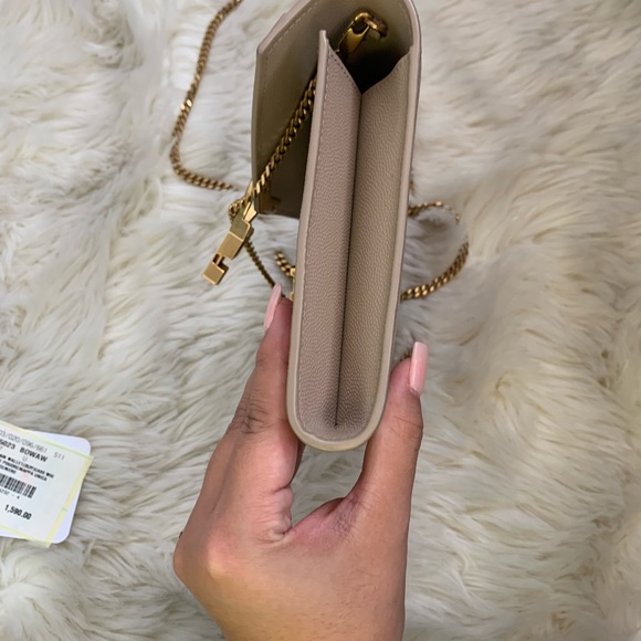 Saint Laurent CASSANDRA MEDIUM CHAIN BAG IN GRAIN DE POUDRE EMBOSSED LEATHER - Picture 9 of 13